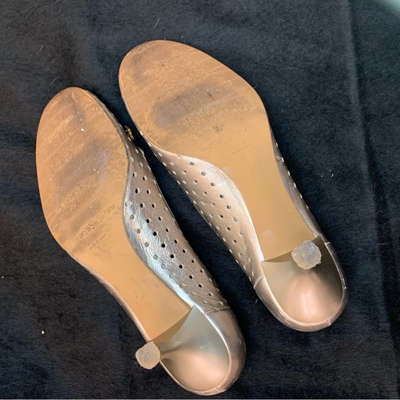 Stuart Weitzman SW gold heels sz7 like new - Picture 5 of 9